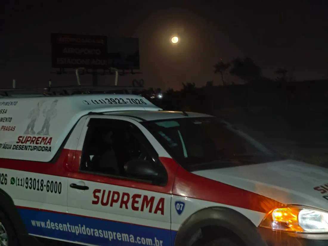 Veículo da Suprema Desentupidora em atendimento noturno 24 horas em Porto Alegre