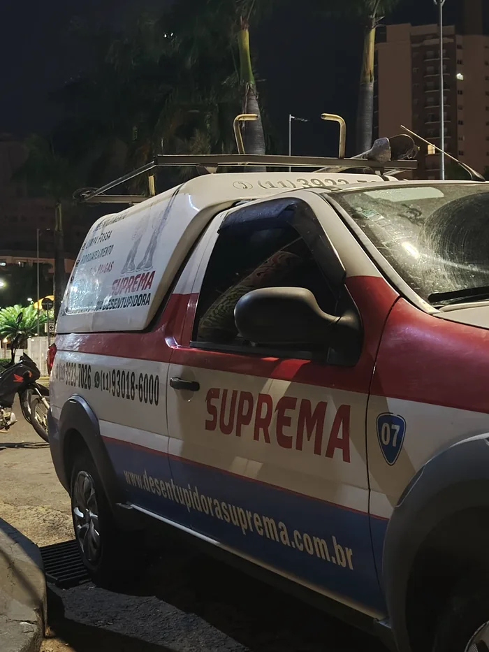 Técnico da Suprema desentupindo vaso sanitário em atendimento residencial em Porto Alegre na região do Torre Cristal Tower em Porto Alegre