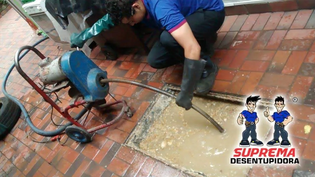 Utilitario da Suprema Desentupidora em atendimento residencial em Porto Alegre em Passo Fundo, Porto Alegre